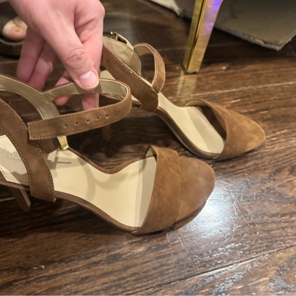 Ralph Lauren Tan Suede Heels never worn - Picture 5 of 5